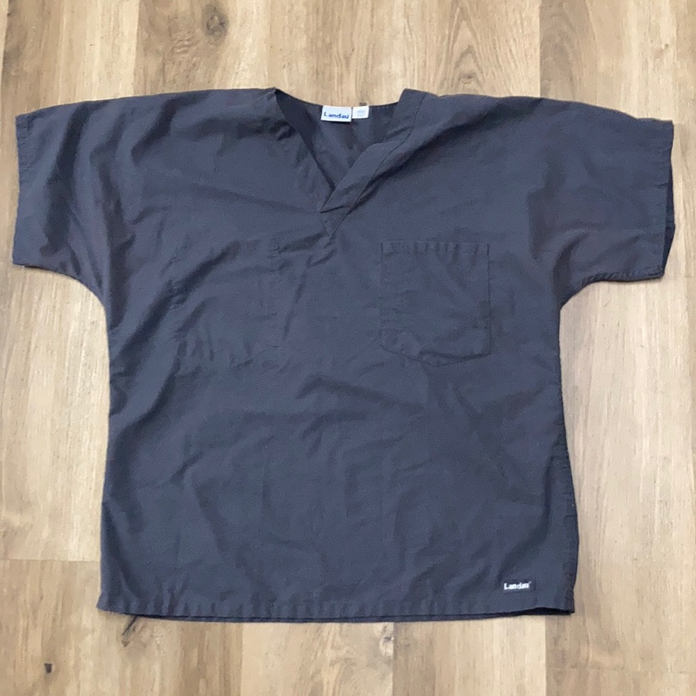 Landau men’s medium scrub top.